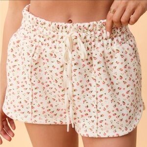 NWT Blogilates Women's Marshmallow Dolphin Shorts - Cream Floral- M